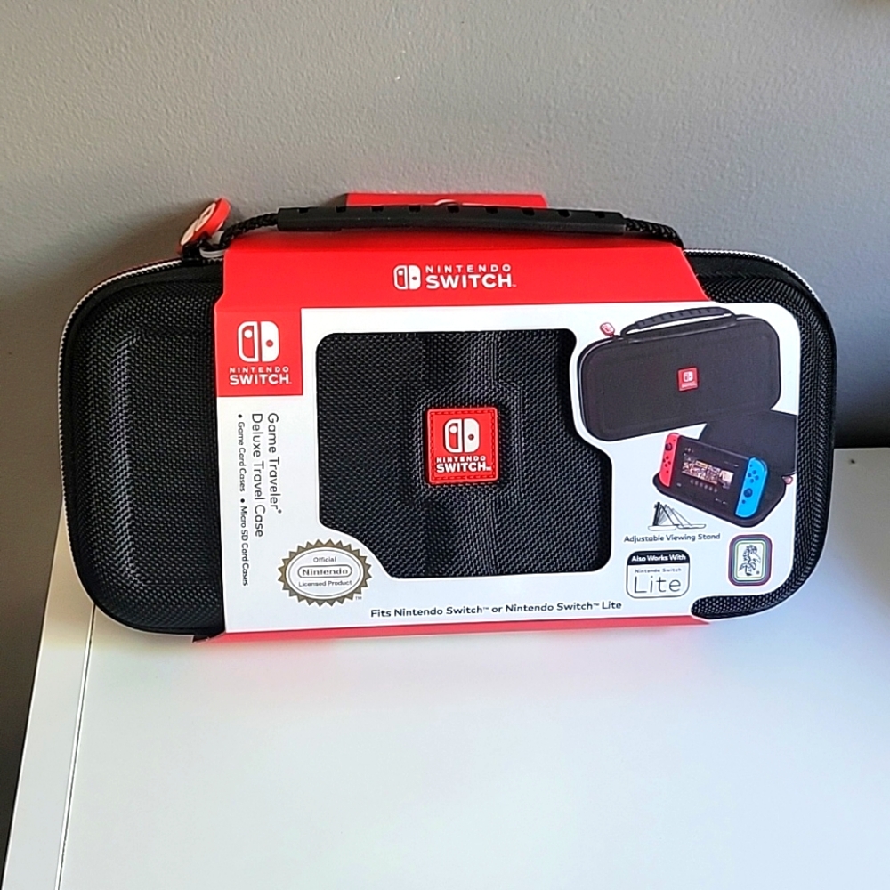 NWT Nintendo Game Traveler Deluxe Travel Case